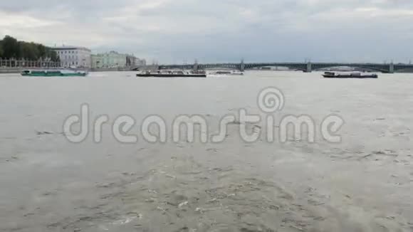 河上的公共汽车正在过河圣彼得堡涅瓦河视频的预览图