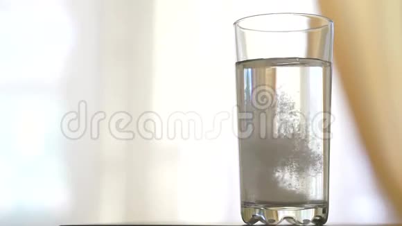 一杯水和阿司匹林视频的预览图