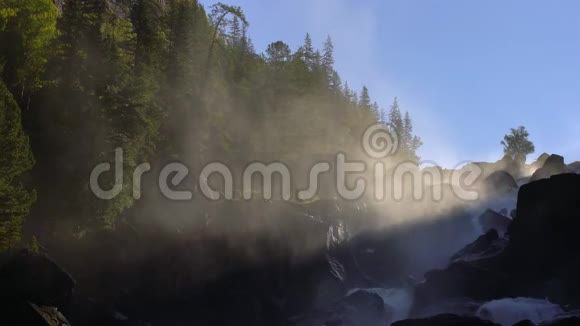 日出山下的瀑布河视频的预览图