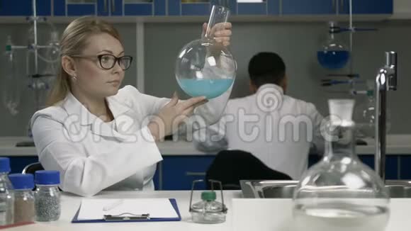 化学实验室的女研究员视频的预览图
