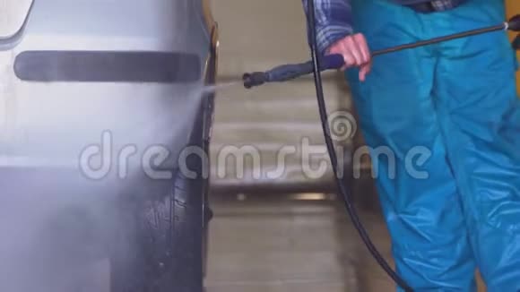 工人用高压水冲洗一辆汽车视频的预览图