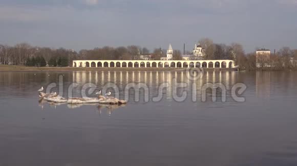 伏尔霍夫河和雅罗斯拉夫法院的景色俄罗斯视频的预览图