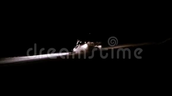 雪猫在晚上工作视频的预览图