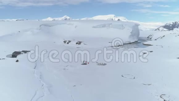 南极海岸山地探险鸟瞰图视频的预览图