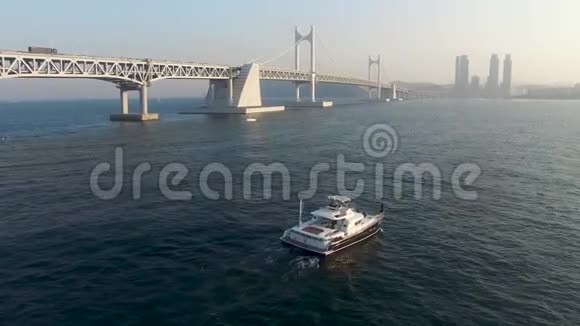 船舶运行在广加里海滩釜山韩国视频的预览图