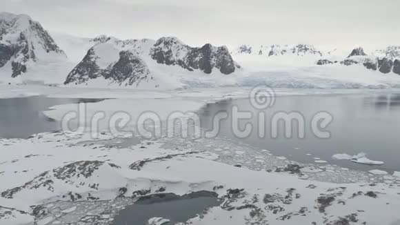南极洲海岸山地史诗般的海景空中视频的预览图
