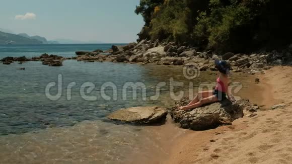 女人躺在室外湖边的沙滩上晒日光浴视频的预览图