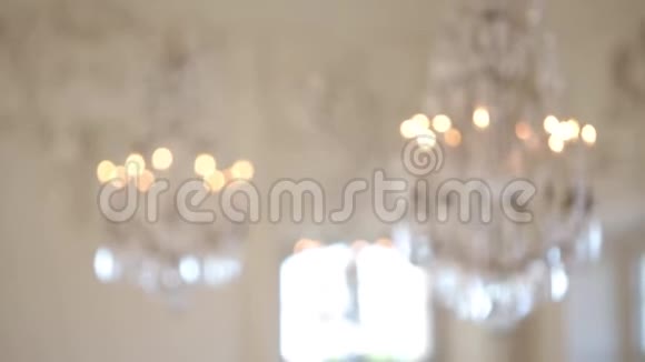 古堡白色天花板上的老式吊灯视频的预览图
