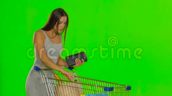 购物的女人控制着钱包里的资金绿色屏幕视频的预览图