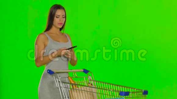 女人做了购买和电话移动绿色屏幕视频的预览图