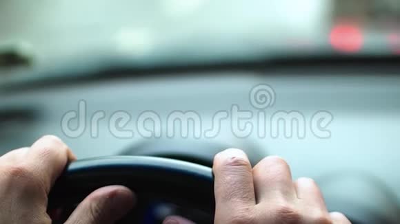 男人们紧张双手在交通堵塞中撞到了汽车的方向盘特写视频的预览图