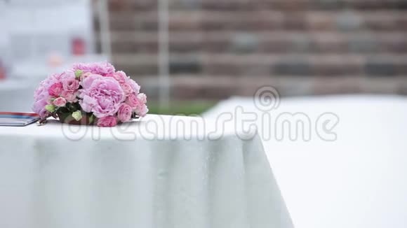 婚礼装饰粉红花束放在桌子上视频的预览图