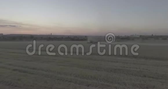 农业联合收割机在日落时收割黑麦田视频的预览图