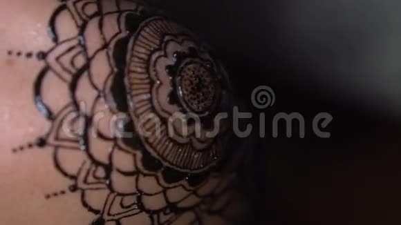 女人肩膀上的特写指甲纹身视频的预览图