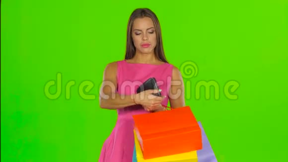 女人看着钱包不满意绿色屏幕视频的预览图