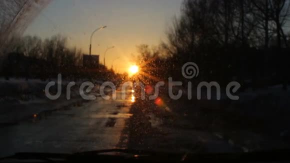 城市道路上的挡风玻璃日落景色美丽的镜头耀斑视频的预览图