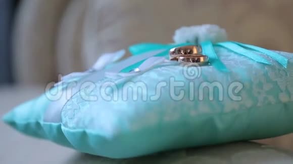 结婚戒指结婚戒指躺在枕头上视频的预览图