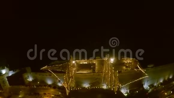 空中飞行马耳他夜港游艇装饰着照明沿着海滨漫步一个美妙的夜晚视频的预览图