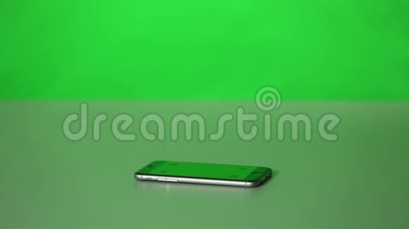 一个iPhone和一个办公桌上的绿色屏幕视频的预览图