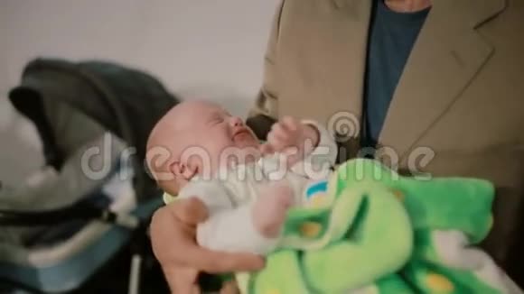 父亲抱着他的孩子婴儿在哭男人在小心翼翼地拥抱他视频的预览图
