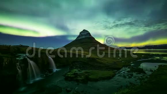 4K冰岛柯克朱费尔山上空北极光的时间流逝视频的预览图