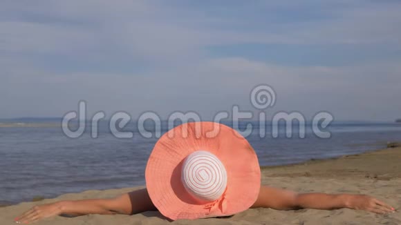 美丽的女人躺在海滩上视频的预览图