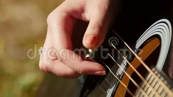 弹声吉他的女人视频的预览图