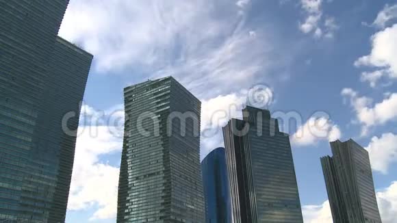 蓝天上的企业建筑时间推移视频的预览图