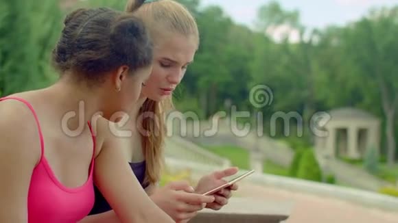 女朋友在公园里休息多民族女孩在户外聊天视频的预览图