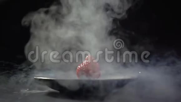 液氮倒在草莓上视频的预览图