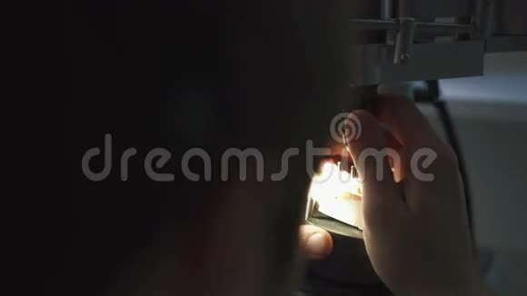 义齿修复义齿师正在用石膏和高分子材料雕刻义齿视频的预览图
