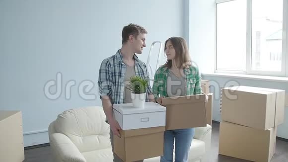 微笑年轻夫妇搬到新公寓视频的预览图