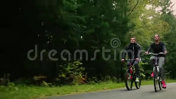 有魅力的一对夫妇在森林里骑自行车和喝水视频的预览图