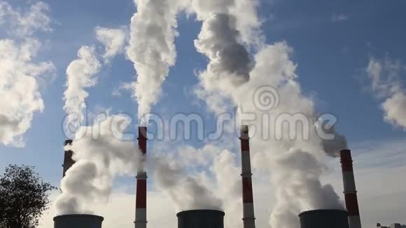 燃煤发电厂的烟堆视频的预览图