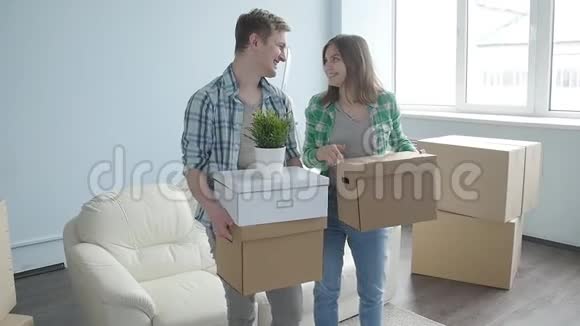 微笑年轻夫妇搬到新公寓视频的预览图