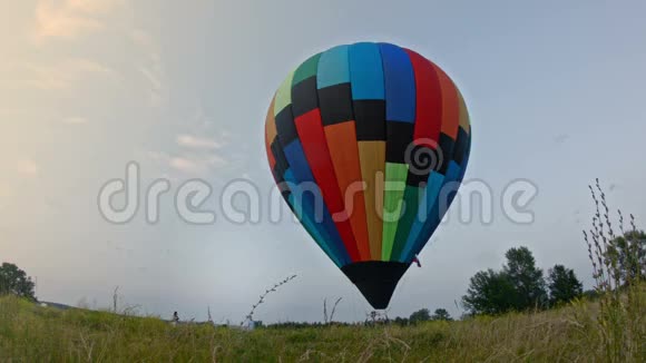 摄影师在热气球附近拍摄一对视频的预览图