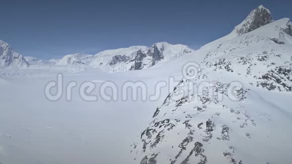 南极山地戏剧性景观鸟瞰视频的预览图