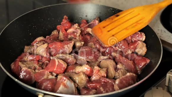 在煎锅里煎肉煎锅里的肉是胡椒和混合的视频的预览图