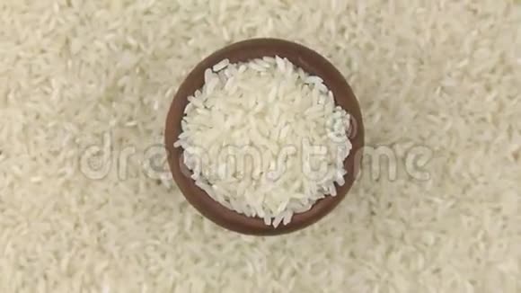 用红粘土做的锅中米粒缓慢转动视频的预览图