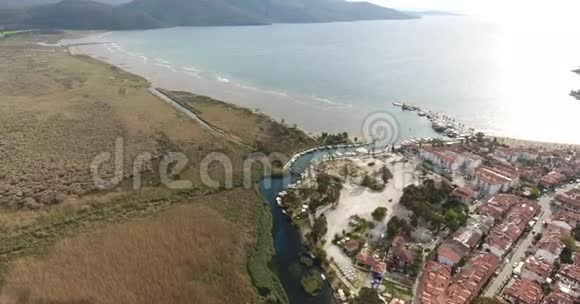 土耳其Akyaka海滨小镇的空中海岸景观视频的预览图
