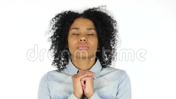 黑人女性的祈祷手势白色背景视频的预览图