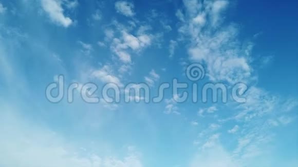 在淡蓝色的夏日蓝天中白色卷云的美丽时光流逝视频的预览图