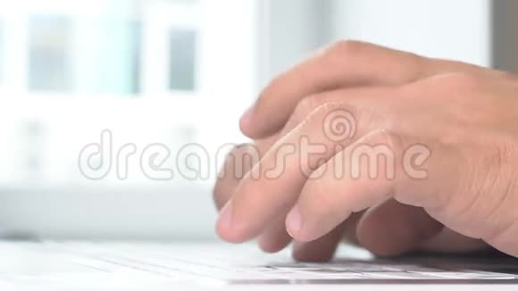 人商务技术和办公室工作理念关闭商人手在电脑键盘上打字视频的预览图