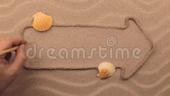 手写在沙子上的文字用绳子做成的指针视频的预览图