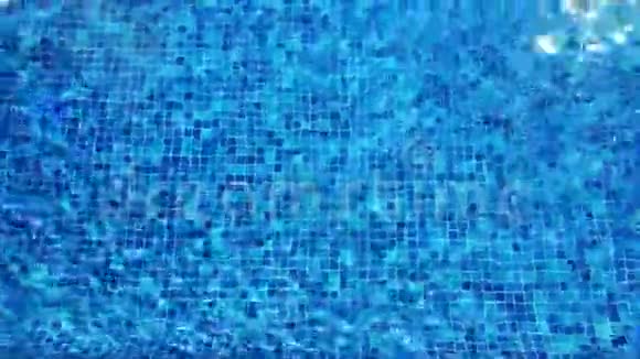 抽象背景水波和蓝色瓷砖线条在游泳池中有闪亮的阳光反射视频的预览图