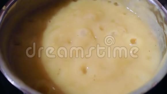 一盘自制的韭菜土豆汤放在炉子上视频的预览图