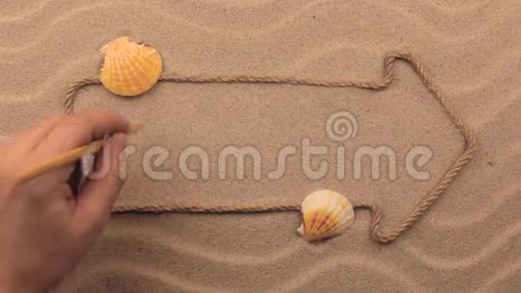 爱的铭文用手写在沙子上用绳子做成的指针视频的预览图