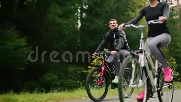 有魅力的一对夫妇在森林里骑自行车和喝水视频的预览图