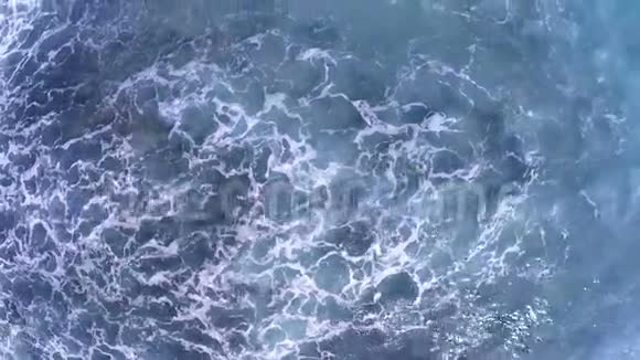 空中无人机拍摄的巨浪冲岸的画面视频的预览图