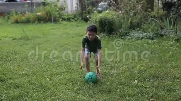 可爱的小男孩踢足球视频的预览图